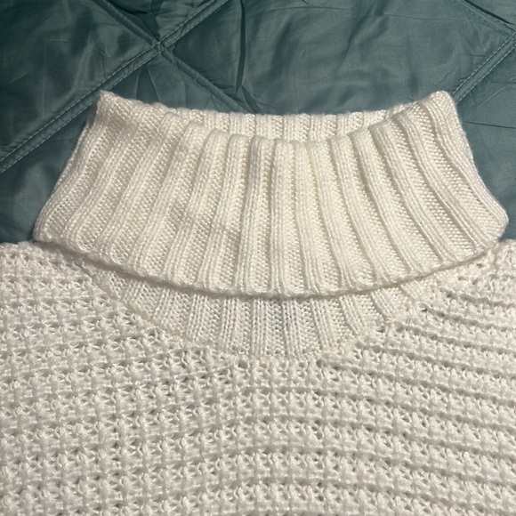 Express turtleneck Sweater - Picture 2 of 4